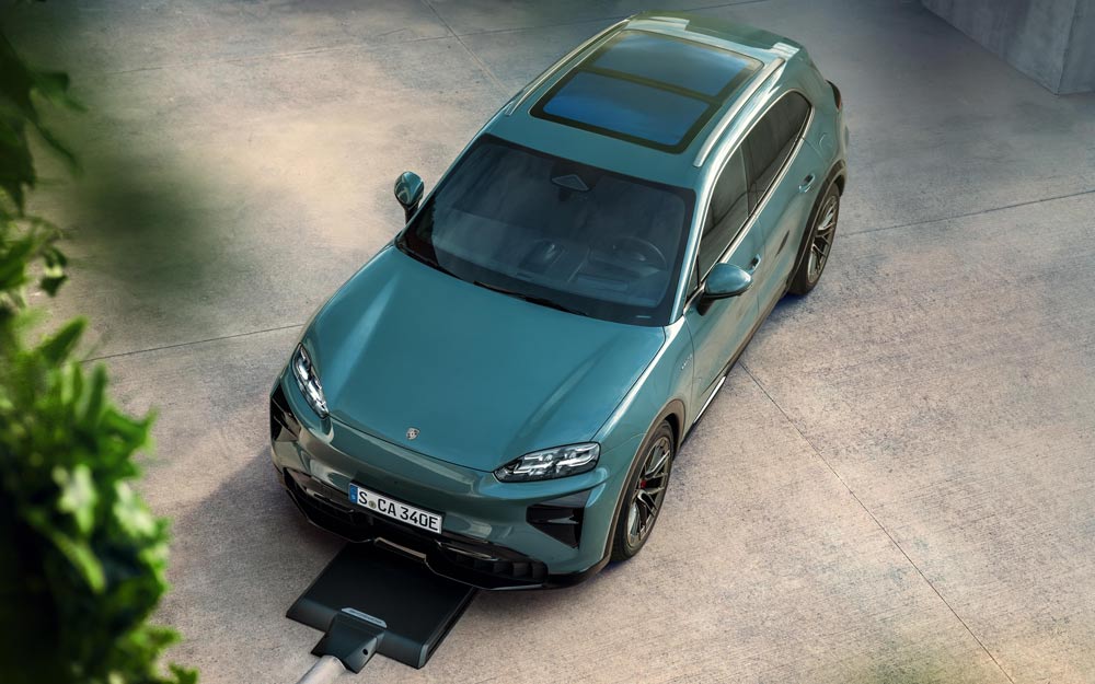 Porsche Cayenne Turbo Electric di Colore Grigio Vista dall Alto